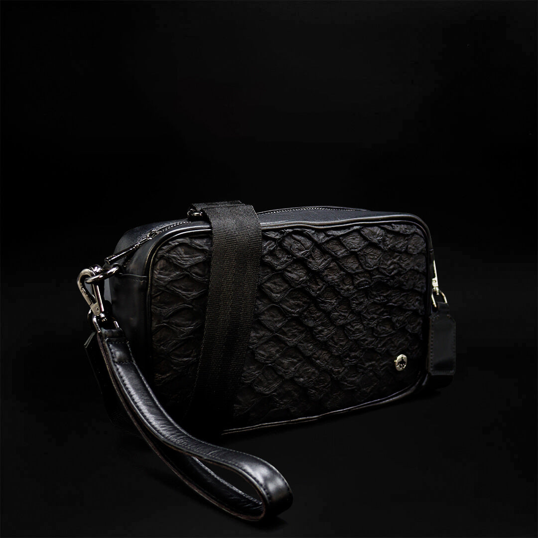 Sobaquera de Piel de Pescado Negro BL201